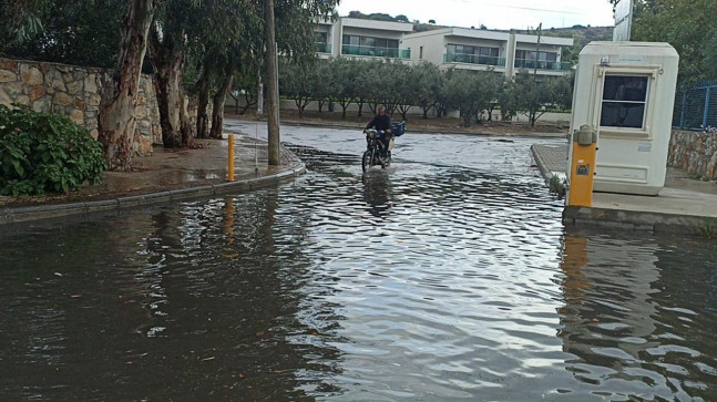 Bodrum’da sağanak; yollar göle döndü