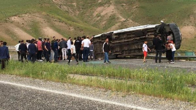 Diyarbakır’da minibüs devrildi: 11 yaralı